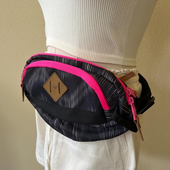 Roxy Quicksilver Black and Pink Fanny Pack - Picture 5 of 7